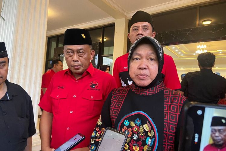 Calon Gubernur Jawa Timur dalam Pilkada 2024, Tri Rismaharini, mengunjungi sejumlah pasar mendengarkan aspirasi masyarakat. Sejumlah lansia di Ponorogo mengeluhkan layanan kesehatan serta kondis kemiskinan mereka pada usia senja.