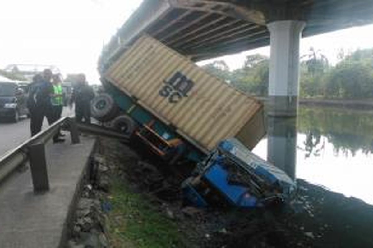 Sebuah truk kontainer terguling ke Kali Ancol, Jalan RE Martadinata, Ancol Pademangan, Jakarta Utara, Jumat (26/6/2015),