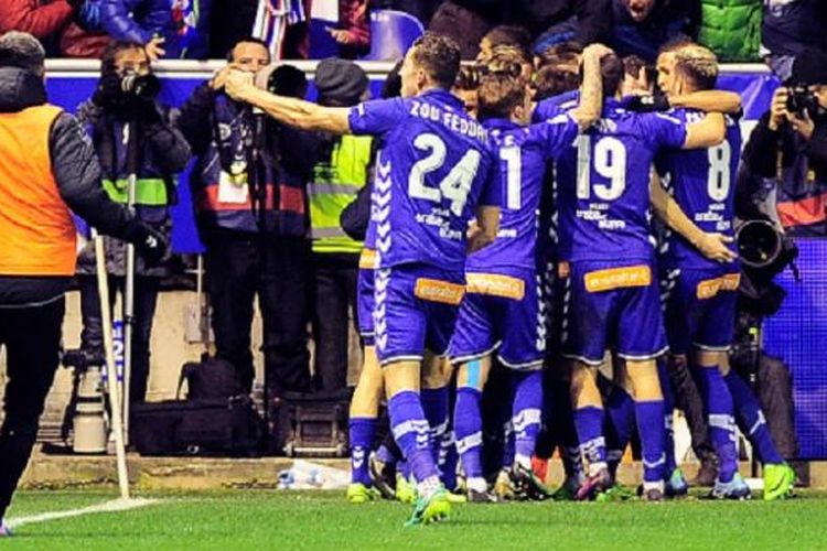 Para pemain Alaves merayakan gol Edgar Antonio Mendez ke gawang Celta Vigo pada laga semifinal kedua Copa del Rey, Rabu (8/2/2017). 