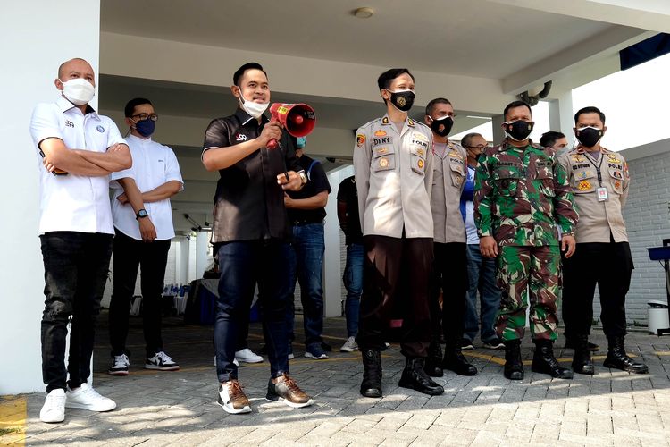 Presiden klub Gilang Widya Pramana (baju hitam) memberi sambutan saat perayaan ulang tahun Arema FC yang ke 34 di mess baru tim, Rabu (11/8/2021) siang.