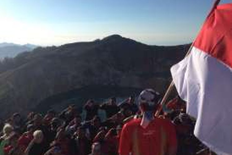 Tim Jelajah Sepeda Flores-Timor pada upacara bendera 17 Agustus di Puncak Kelimutu, Flores, Nusa Tenggara Timur, Rabu (17/8/2016).