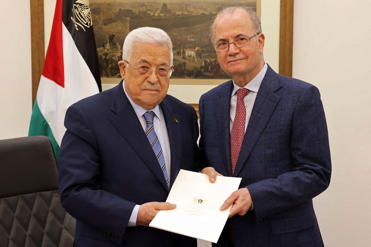 Foto yang disediakan oleh Kantor Pers Otoritas Palestina (PPO) ini menunjukkan Presiden Palestina Mahmoud Abbas (kiri) berpose dengan Perdana Menteri Palestina yang baru saja dilantik, Mohammad Mustafa, di Ramallah pada 14 Maret 2024. Abbas telah menunjuk Mohammed Mustafa, seorang penasihat yang telah lama dipercaya dalam urusan ekonomi, sebagai perdana menteri, kata kantor berita resmi Wafa. 