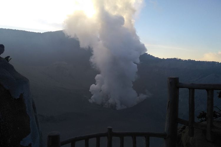 Gunung Tangkuban Parahu di Jawa Barat mengalami erupsi, Jumat (26/7/2019).