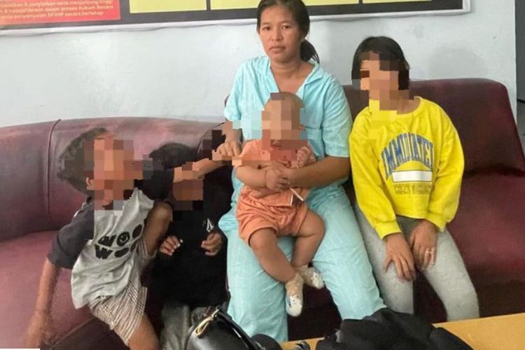 Suriani bersama 4 anaknya di Polsekta Bontoala, Kota Makassar. Suriani terpaksa mendekam di kantor polisi bersama anak-anaknya karena terlibat kasus penganiayaan.