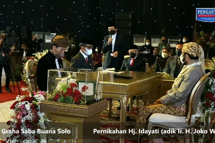 Presiden Jokowi menikahkan secara langsung adiknya, Idayati dengan Ketua Mahkamah Konstitusi (MK) Anwar Usman di Gedung Graha Saba Buana Solo, Jawa Tengah, Kamis (26/5/2022).