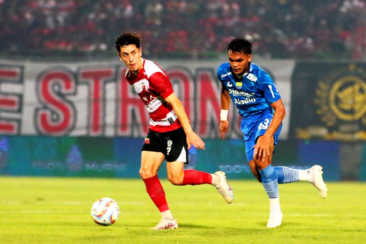 Pemain Madura United Francisco Rivera dikejar pemain Persib Bandung Rachmat Irianto saat laga pekan ke-18 Liga 1 2023-2024 yang berakhir dengan skor 1-0 di Stadion Gelora Bangkalan, Rabu (1/11/2023) malam.