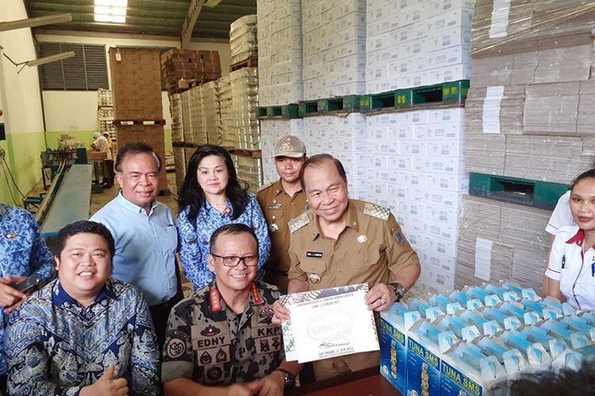 Menteri KKP Edhy Prabowo saat meninjau pabrik-pabrik pengalengan ikan di Kota Bitung, Sulawesi Utara, Senin (17/2/2020).