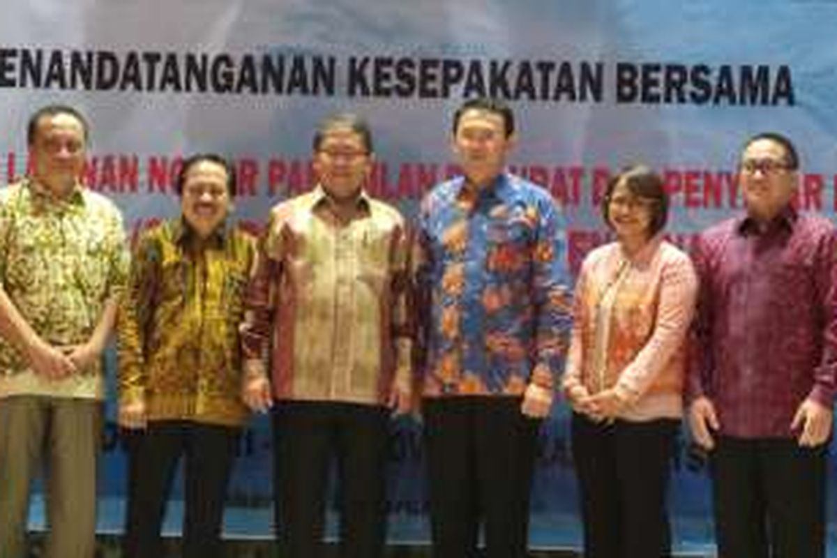 Gubernur DKI Jakarta Basuki Tjahaja Purnama (pakai batik biru) bersama Menteri Komunikasi dan Informatika (Menkominfo) Rudiantara (pakai batik kuning), di Balai Kota, Kamis (11/2/2016).