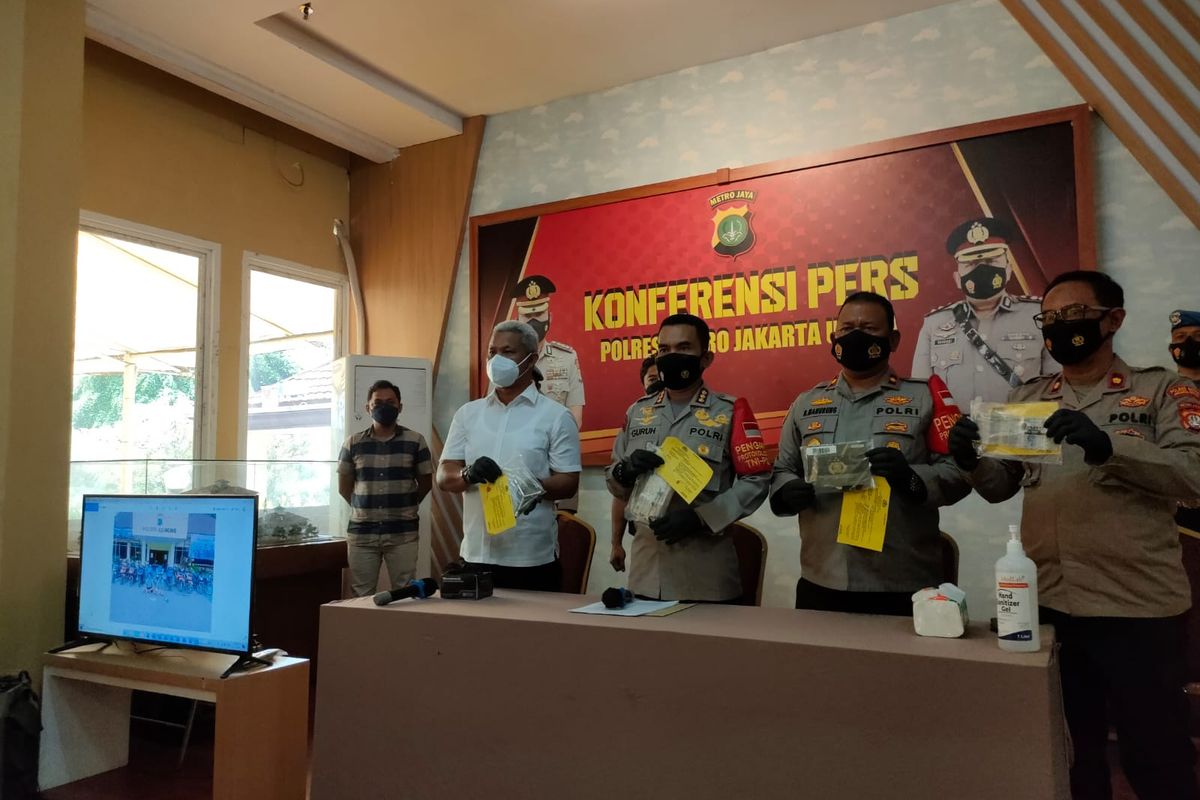 Unit Reskrim Polsek Cilincing menangkap dua pelaku pencurian motor yang kerap beraksi di kawasan Cilincing, Jakarta Utara. Kasusnya dirilis di Polres Metro Jakarta Utara, Jumat (5/11/2021).