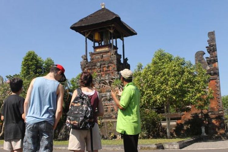 Wisatawan asing di Pura Rambut Siwi, Kabupaten Jembrana, salah satu tempat wisata di Bali Barat.