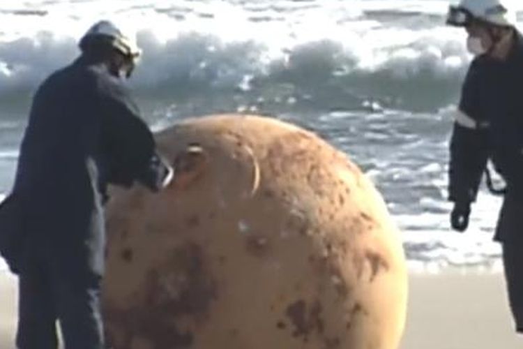 Bola besi misterius terdampar di pantai Kota Hamamatsu.