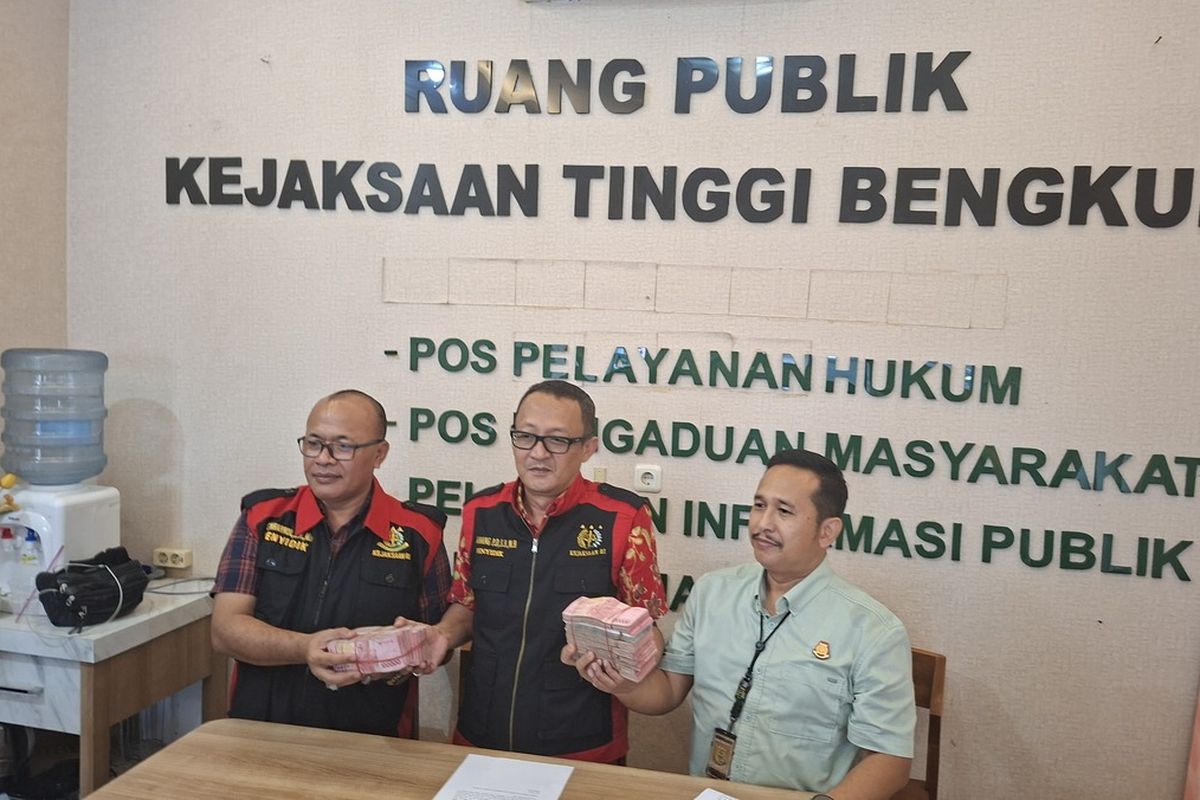 Penyidik Kejati Bengkulu memperlihatkan sejumlah uang diduga suap yang mengalir dari pengusaha tambang ke pejabat kementerian ESDM papda konfrensi pers Jumat (8/8/2025).