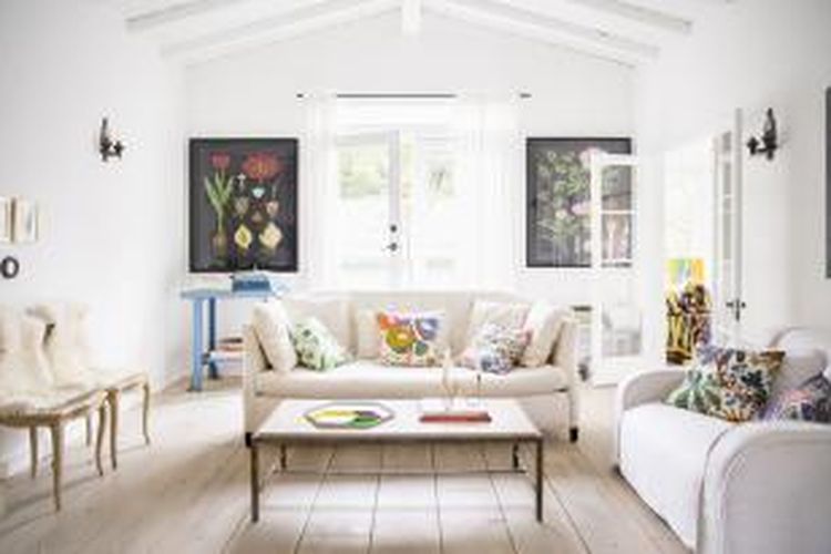 Sebelum terlanjur memilih warna cat dinding, gunakan alternatif lain dalam memasukkan warna dalam rumah Anda. Cara ini membuat Anda punya lebih banyak waktu menimbang-nimbang pilihan Anda.