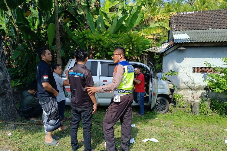 Pecah Ban, Ambulans Pengangkut Jenazah Tabrak Rumah Warga di Jembrana