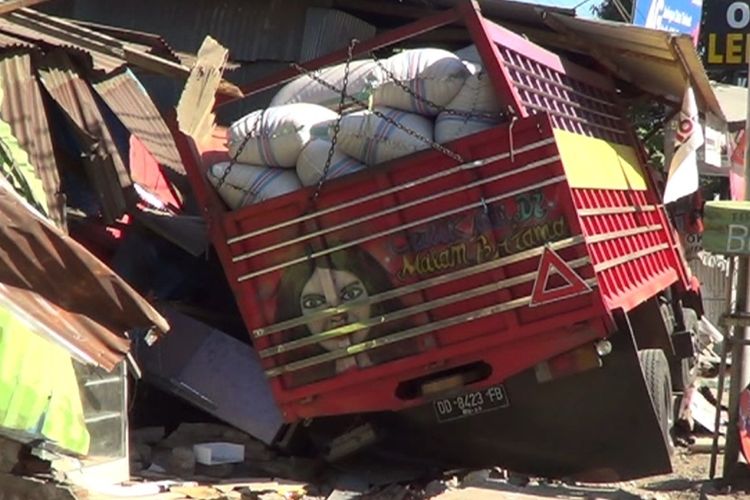 Truk pengangkut jagung tabrak rumah warga di Jalan Perintis Kemerdekaan, Kecamatan Biringkanaya, Makassar, Kamis (19/9/2019).