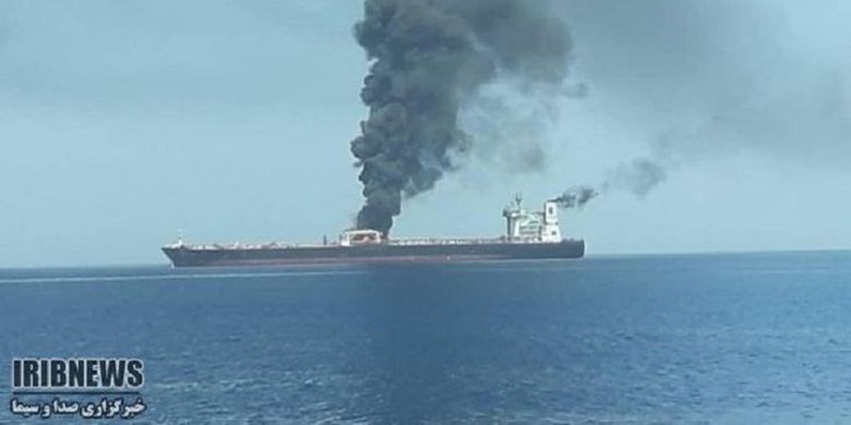 Kapal tanker Iran yang disebut bernama Sabiti mengepulkan asap setelah diduga diserang rudal dekat pelabuhan Arab Saudi pada pagi waktu setempat Jumat (11/10/2019).