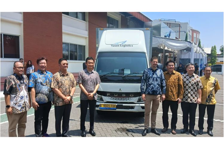 Jajaran direksi PT Krama Yudha Tiga Berlian Motors dan PT Yusen Logistics Indonesia saat seremoni operasional perdana Fuso eCanter. 