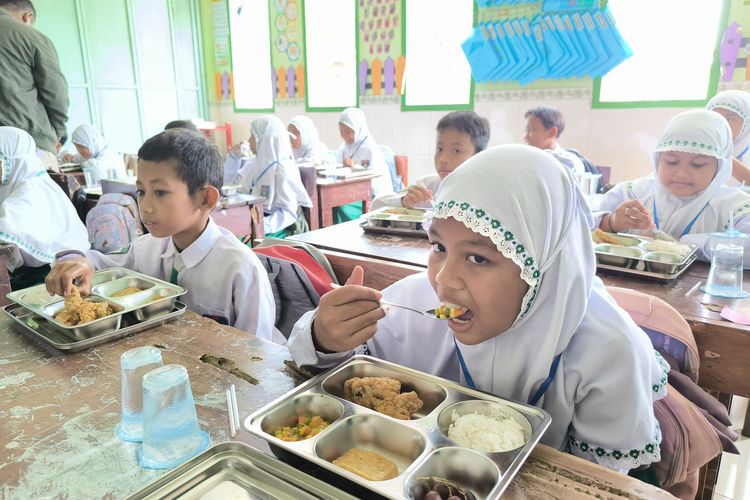 Siswa-siswi MIM Muhammadiyah 03 Wonoasri di Desa Wonoasri Kecamatan Tempurejo Kabupaten Jember menyantap MBG untuk yang pertama kalinya, Senin (29/9/2025).