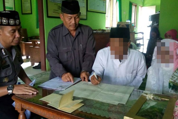 Dua pasangan sejoli yang sebelumnya dipergoki berbuat mesum di sebuah Masjid di wilayah Jepara akhirnya berlanjut ke jenjang pelaminan. 