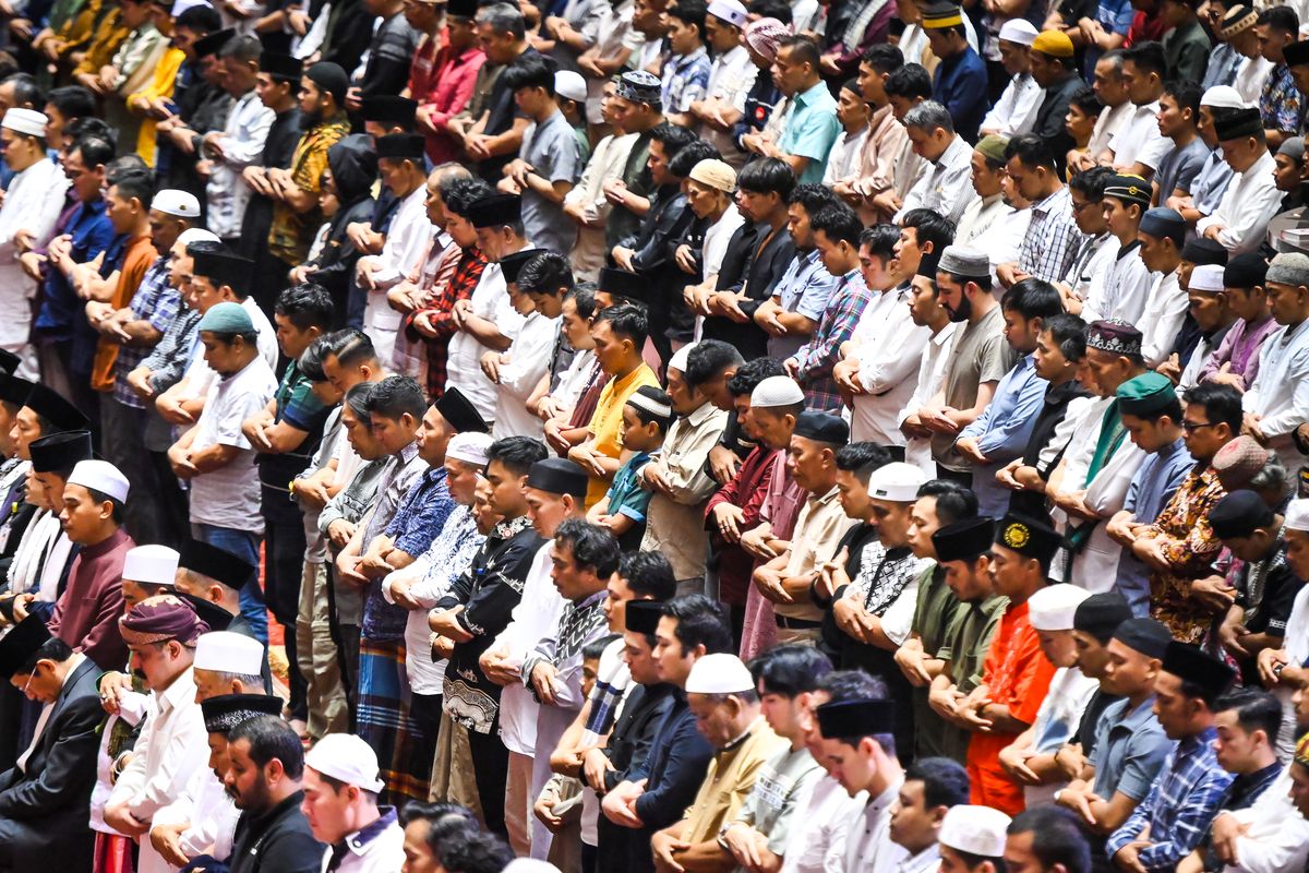 Umat Islam melaksanakan shalat tarawih pertama di Masjid Istiqlal, Jakarta, Jumat (28/2/2025). Pemerintah menetapkan 1 Ramadhan 1446 Hijriah pada Sabtu (1/3).