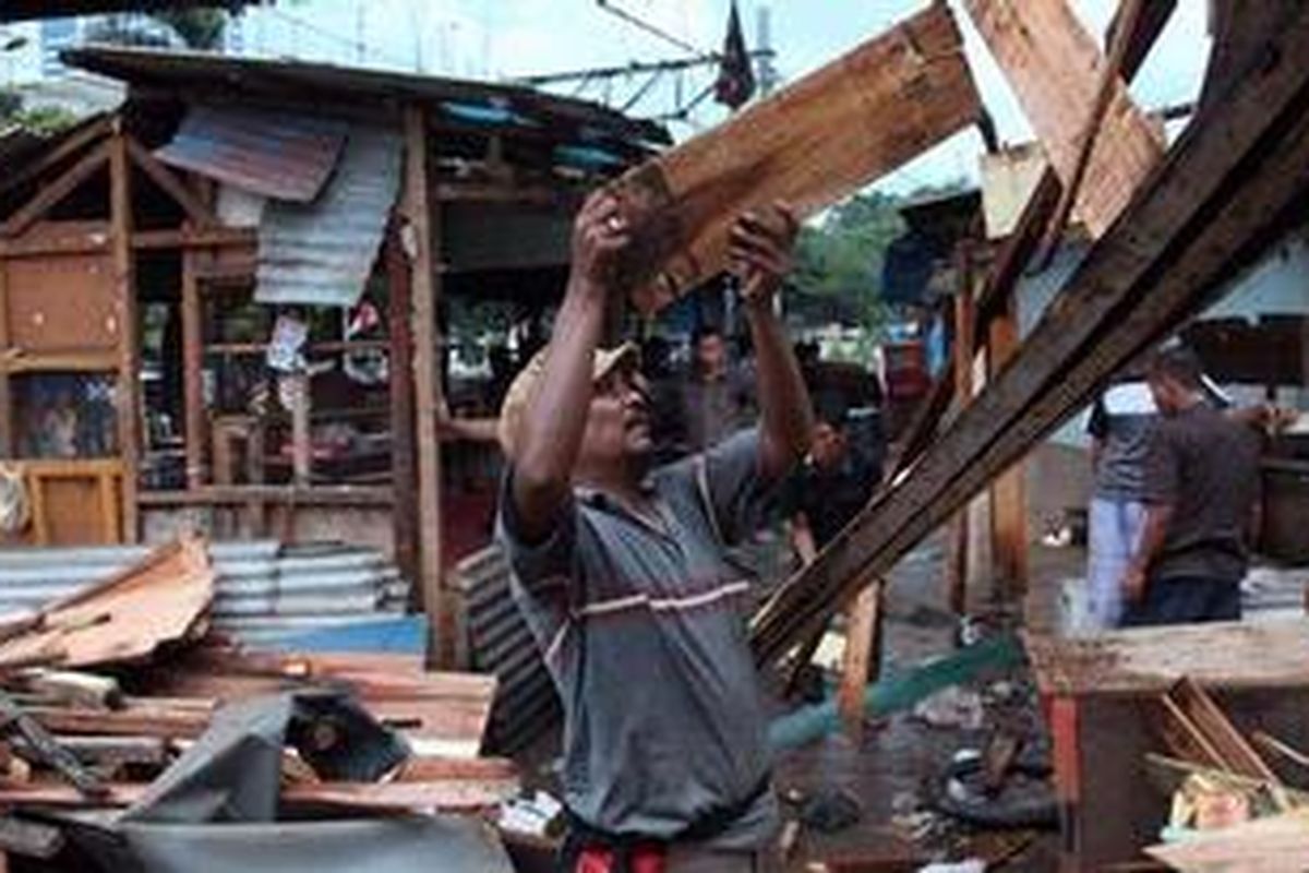 ILustrasi: Pedagang membongkar sendiri kios mereka yang terletak di bantaran rel kereta di sekitar Stasiun Kebayoran, Jakarta Selatan, Senin (18/2/2013).