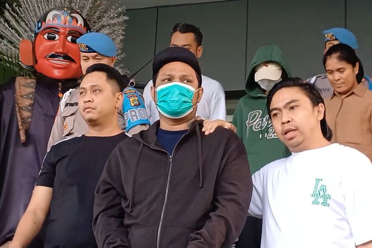 Vokalis band Last Child, Virgoun (masker hijau) dan PA (hoodie hijau, belakang) berjalan menuju ruang pemeriksaan kesehatan di Polres Metro Jakarta Barat, Jumat (21/6/2024).