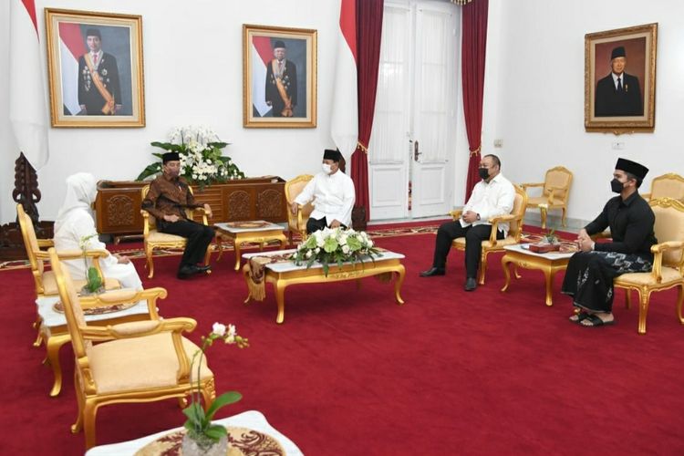 Presiden Joko Widodo dan Ibu Iriana saat menerima kedatangan Menteri Pertahanan (Menhan) Prabowo Subianto dan putranya, Didit Hediprasetyo, di Gedung Agung, Istana Kepresidenan Yogyakarta pada Senin (2/5/2022).