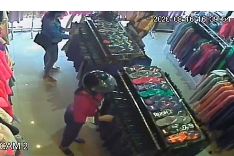Rekaman CCTV tiga perempuan di Kota Kupang mencuri pakaian di sebuah Distro