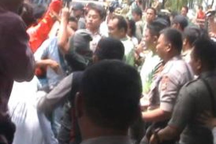 Puluhan mahasiswa di Kabupaten Bone, Sulawesi Selatan terlibat keributan dengan polisi saat berunjukrasa menuntut penutupan tempat hiburan malam (THM). Senin, (20/01/2014).