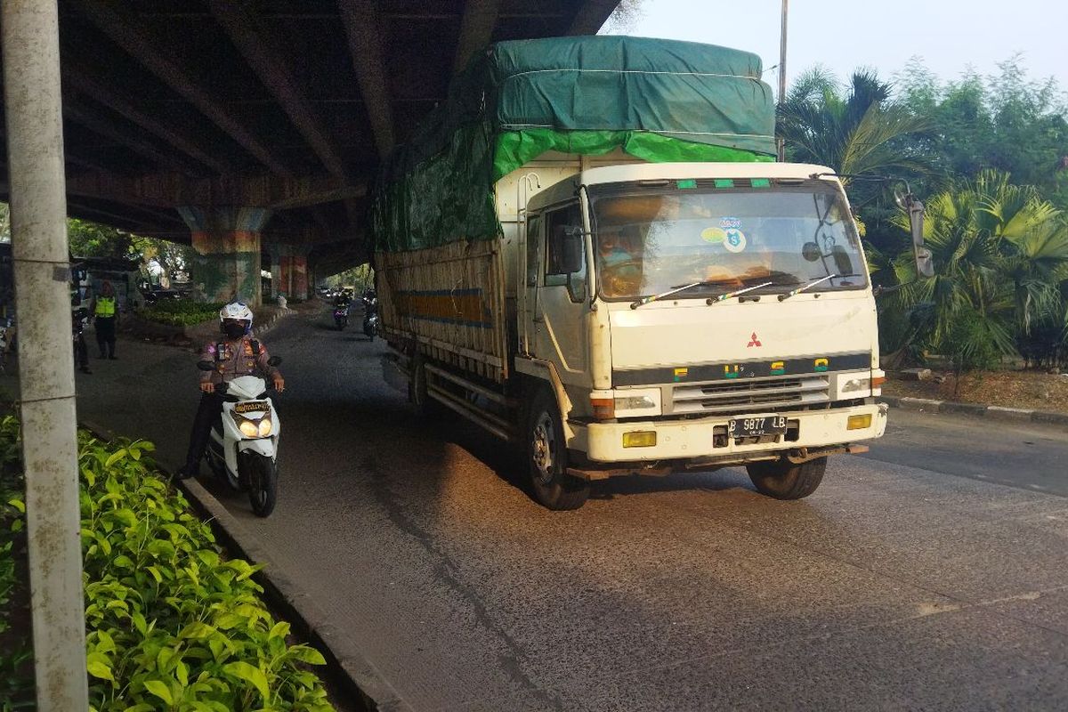 Jalan Ancol Timur dari arah Ancol menuju Tanjung Priok, Jakarta Utara, terpantau ramai lancar. 