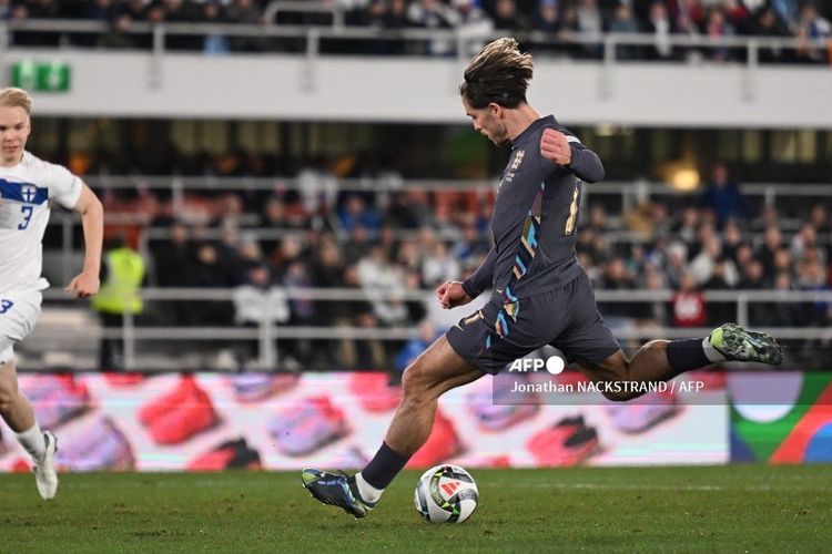 Gelandang timnas Inggris Jack Grealish (kanan) menendang bola untuk mencetak gol pada UEFA Nations League, Liga B Grup B2 antara Finlandia vs Inggris di Stadion Olimpiade di Helsinki, Finlandia, pada Minggu 13 Oktober 2024. (Foto oleh Jonathan NACKSTRAND / AFP)