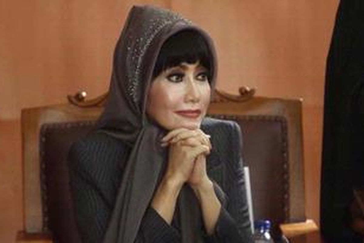 Terdakwa Malinda Dee menjalani sidang lanjutan di Pengadilan Negeri Jakarta Selatan, Senin (9/1/2012). Sidang dengan dakwaan kasus pembobolan dana nasabah Citibank sebesar Rp 16 miliar ini beragenda mendengarkan keterangan saksi. 