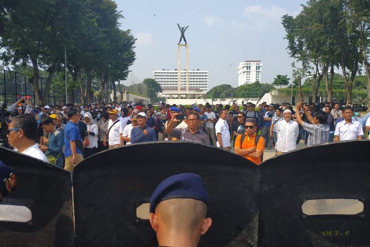 Massa aksi berkumpul di Lapangan Banteng, Kamis (9/5/2019). Mereka berencana unjuk rasa ke Kantor KPU.