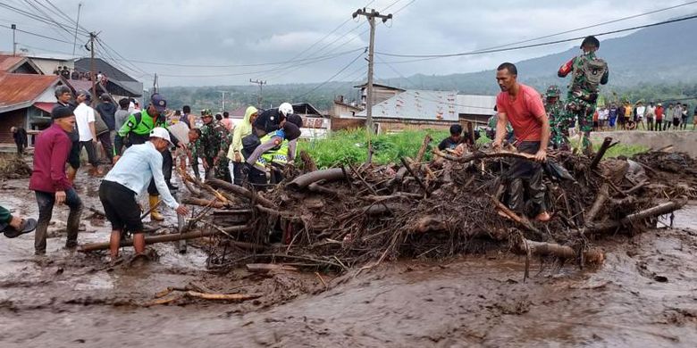 Sejumlah warga dan petugas gabungan membersihkan material kayu akibat banjir lahar dingin di Nagari Bukik Batabuah, Kecamatan Canduang, Agam, Sumatera Barat, Jumat (5/4/2024).