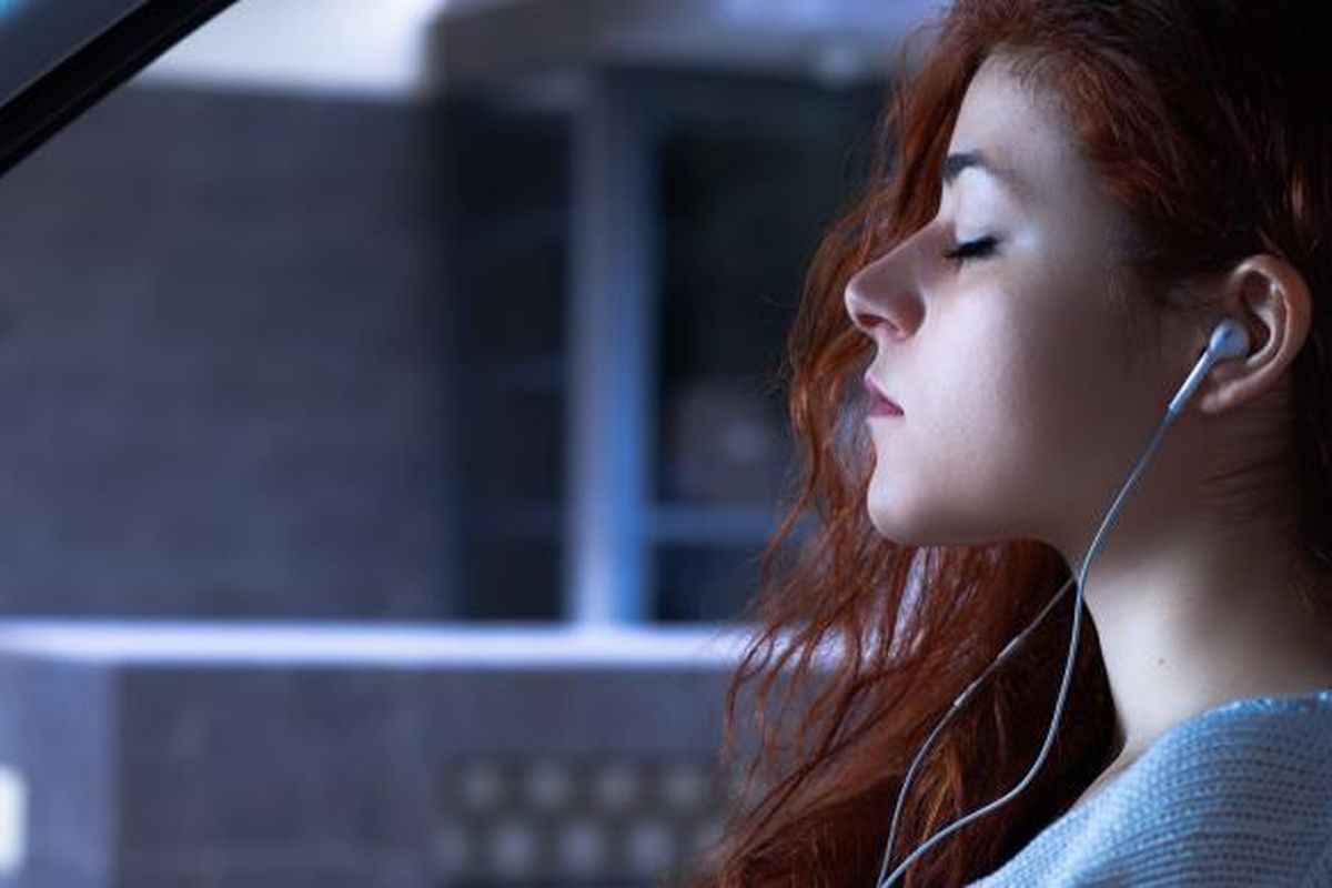 Mendengarkan musik ternyata bisa membuat pikiran lebih santai dan membuat tubuh sehat.