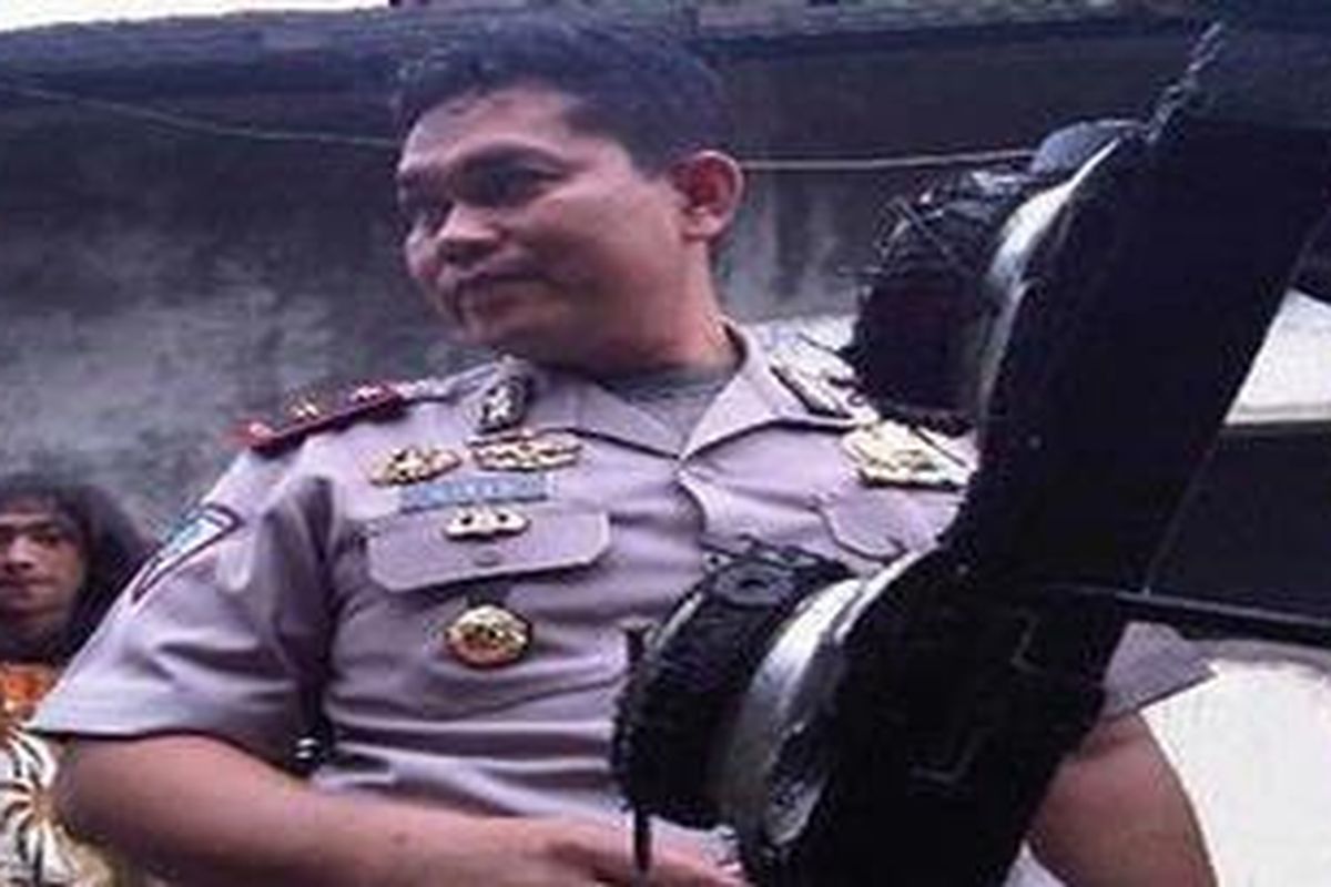 Hasil pembersihan paku dan benda tajam lain yang tersebar di sepanjang Jalan Margonda, Depok, Jawa Barat, Rabu (11/1/2012).