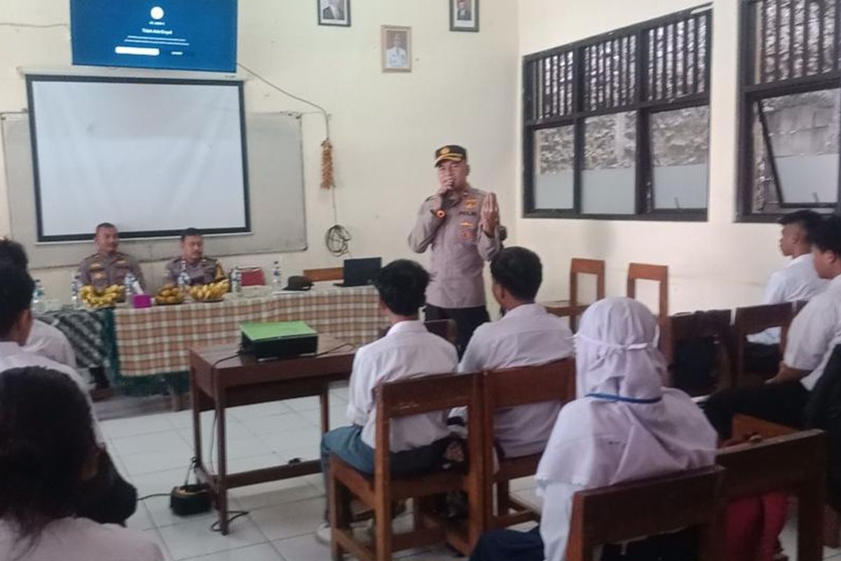 Kapolsek Pesanggrahan Kompol Tedjo Asmoro saat memberikan materi kepada siswa-siswi baru PKBM 26 Bintaro, Jakarta Selatan, Senin (7/8/2023). 