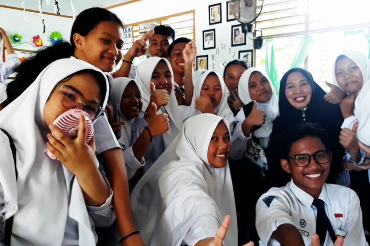 Siswa dan Guru terlihat akrab pada Momen Hari Guru Nasional di SMP Negeri 1 Kota Palopo, Sulawesi Selatan, Senin (25/11/2019)
