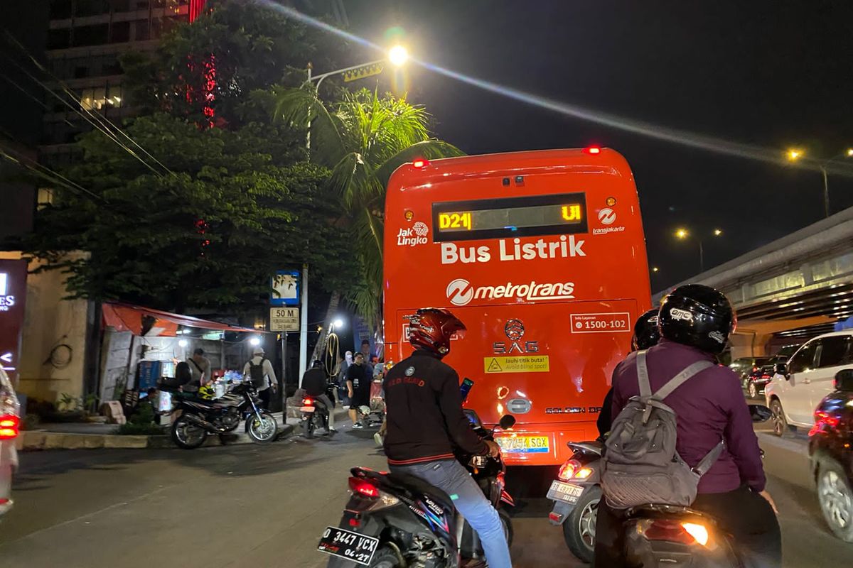 Metrotrans tidak berhenti di depan Halte Fatmawati, Jalan TB Simatupamg, Cilandak Barat, Cilandak, Jakarta Selatan, Senin (15/1/2024). Sebab, banyak taksi terparkir di depan Halte Fatmawati.