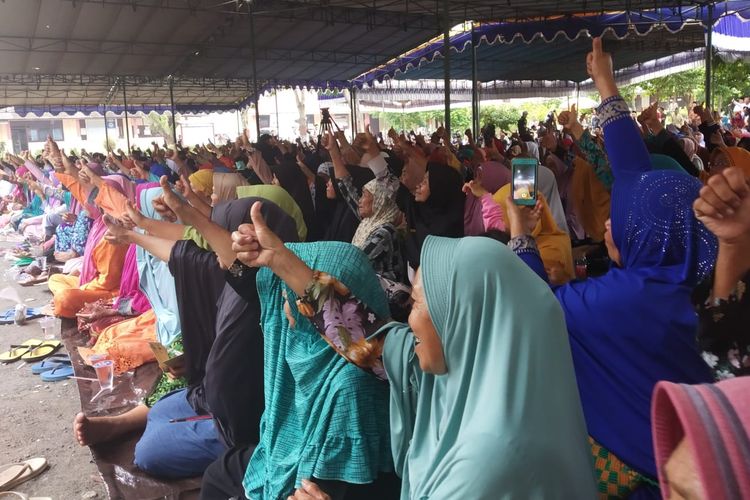 Jemaah saat Yatofa Lombok Tengah, NTB, mengangkat jempolnya untuk pasangan calon Jokowi-Maruf, Selasa (2/4/2019).