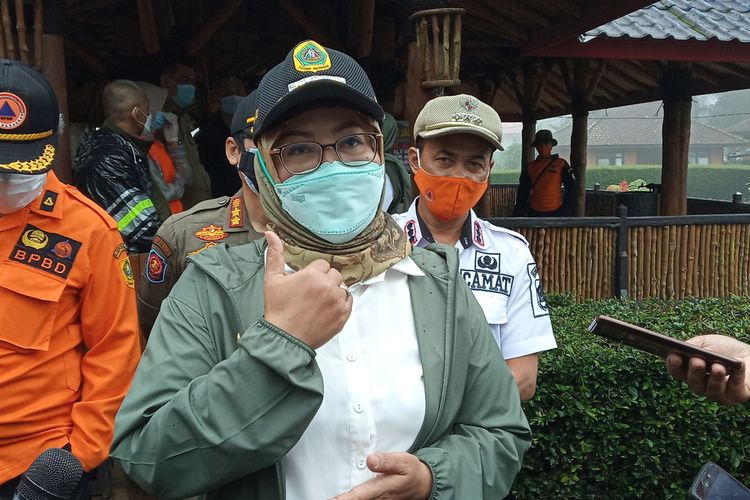 Bupati Bogor Ade Yasin saat menjenguk korban bencana di wilayah Puncak Bogor, Jawa Barat.
