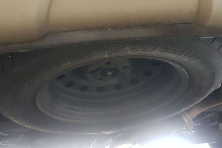 Letak ban serep di kolong mobil