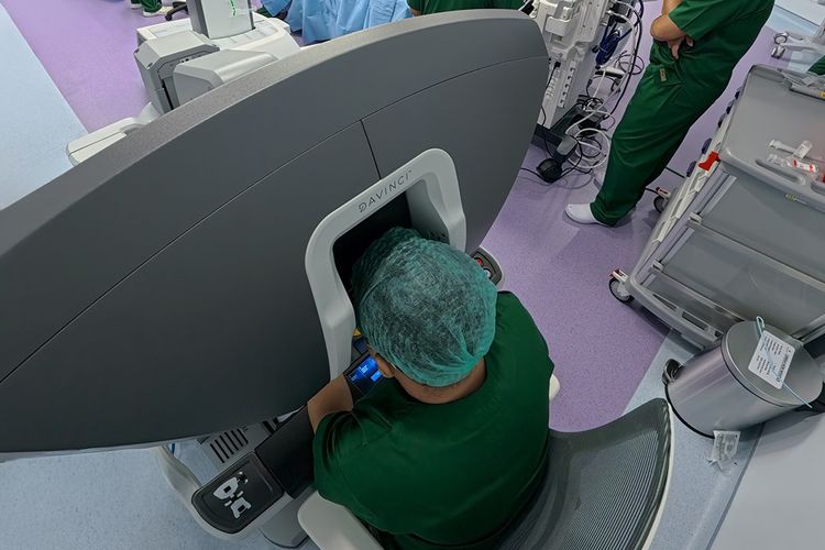 Prof. Dr.dr. Agus Rizal A.H. Hamid, SpU (K) Onk, FICRS, Konsultan Urologi Onkologi Eka Hospital MT Haryono saat melakukan tindakan operasi tumor ginjal menggunakan sistem Da Vinci XI.