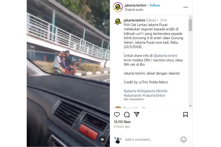 Dilansir dari Instagram @jakarta.terkini, sebuah sepeda listrik terpantau tengah dikendarai empat orang bocah di Jalan Gunung Sahari, Jakarta Pusat, pada Rabu (22/5/2024) sore.