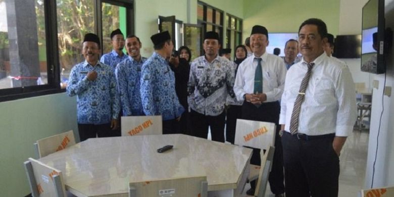 Kepala Dinas Pendidikan Trenggalek meninjau langsung Active Learning Classroom (ALC) yang berada di SMPN 1 Trenggalek beberapa waktu lalu.