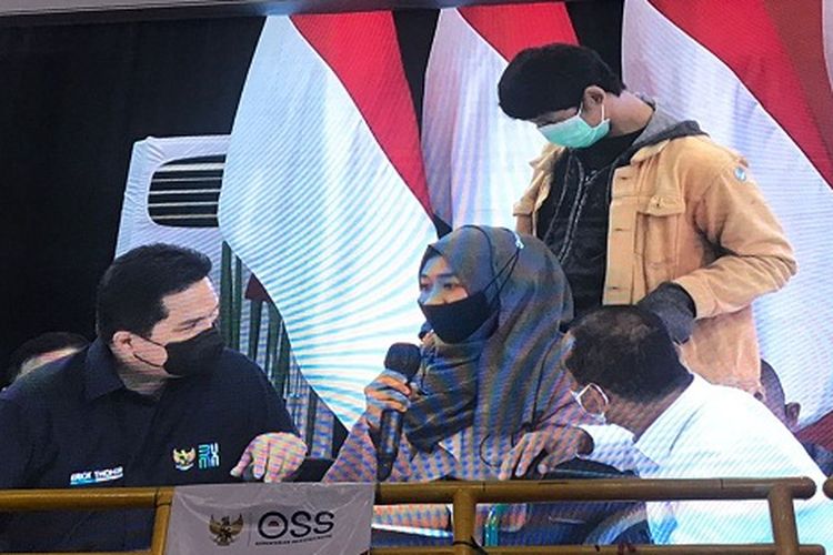 Momen saat Menteri Investasi Bahlil Lahadalia memanggil Menteri BUMN Erick Thohir ke atas panggung, untuk memberikan bantuan modal UMKM ke pelaku UMKM disabiltas, Sinta, di Bandung, Senin (13/12/2021). 