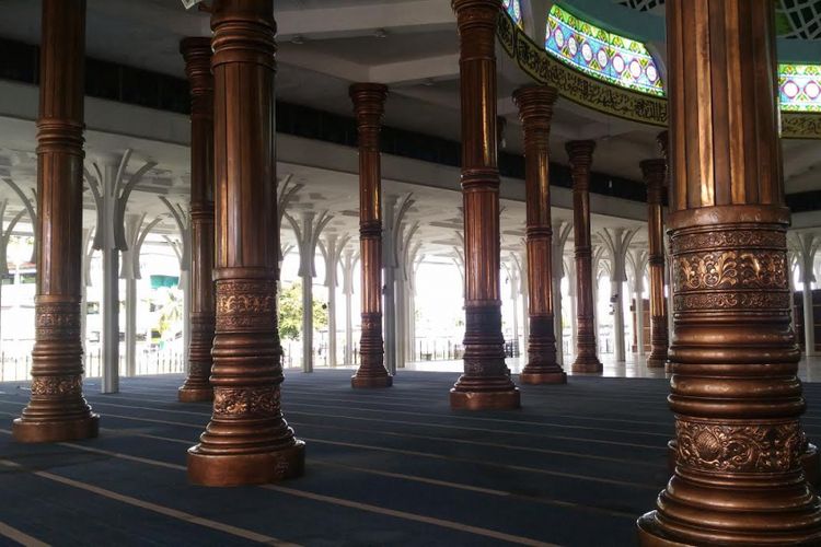 Bagian dalam Masjid Agung Al-Falah atau Masjid Seribu Tiang di Jambi. Foto diambil Rabu (24/5/2017).