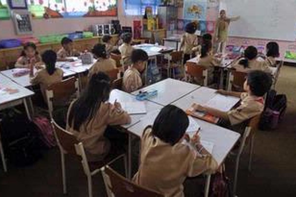 Suasana belajar mengajar di SDN 11 Kebun Jeruk, Jakarta Barat, yang termasuk salah satu contoh sekolah berstatus rintisan sekolah bertaraf internasional (RSBI), Kamis (10/3/2011). Untuk tiap kelas program RSBI hanya menampung 28 murid yang diasuh dua orang guru. Sekolah ini sudah berstatus RSBI sejak tiga tahun terakhir. Pemerintah sedang mengevaluasi 1.329 sekolah yang berstatus RSBI.  
