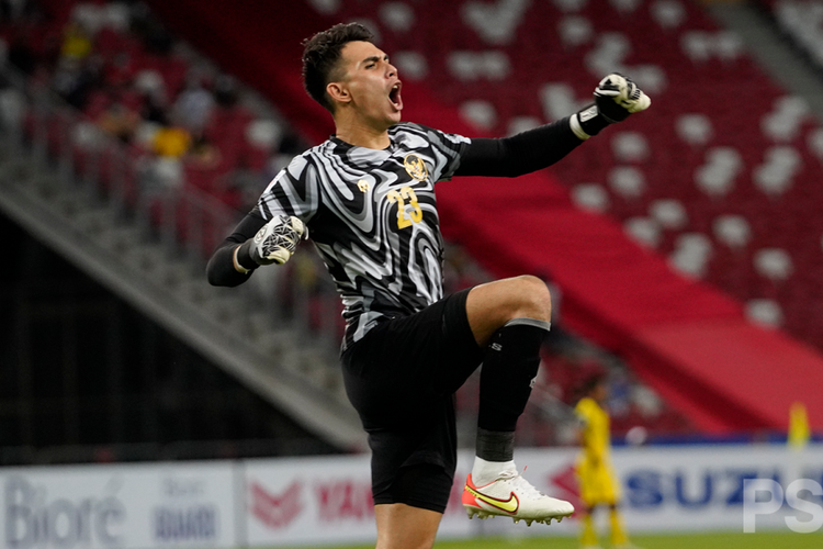 Kiper Tim Nasional Indonesia, Nadeo Argawinata, melakukan selebrasi saat pertandingan Indonesia vs Malaysia di Piala AFF 2020.