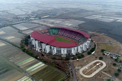 Bahas Bau Sampah di Stadion GBT, Khofifah Siap Duduk Semeja dengan Risma